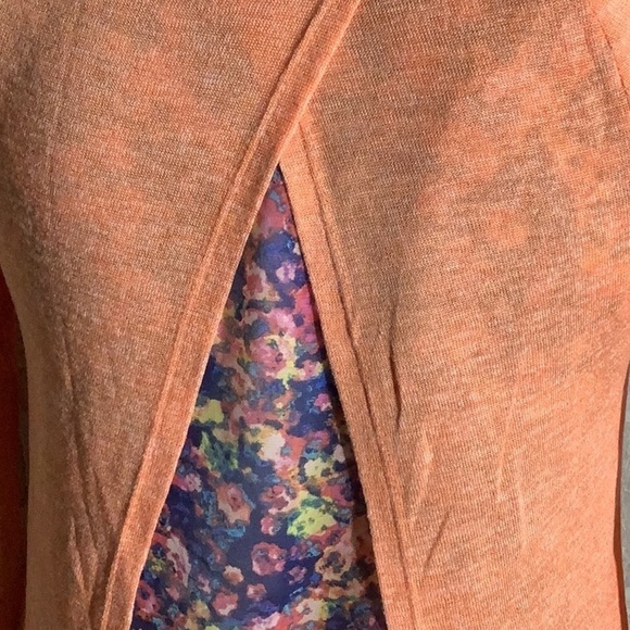 Decree - Sz S - lightweight shirt with special flowy back side - Picture 3 of 6